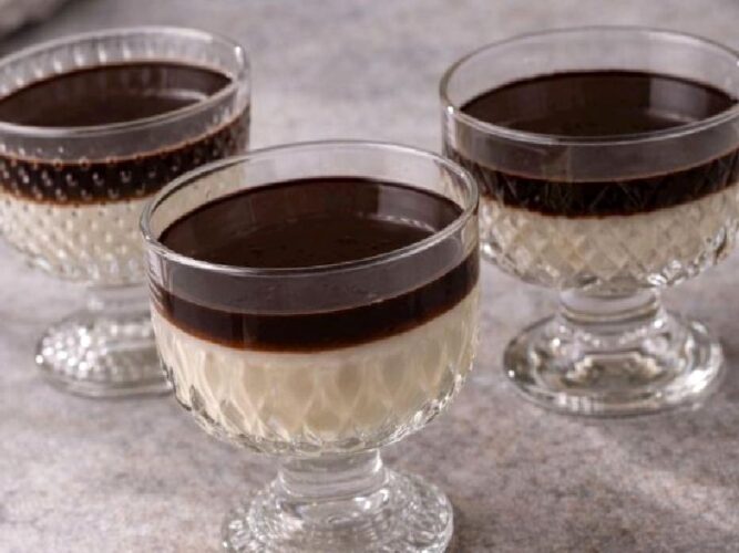 Çikolata Soslu Saray Muhallebisi Tarifi Nasıl Yapılır?