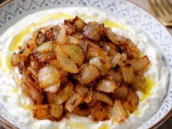 Karamelize Soğanlı Yoğurt Mezesi Tarifi Nasıl Yapılır?