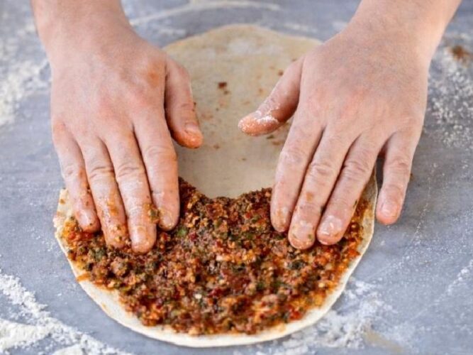 Lahmacun İçi Tarifi Nasıl Yapılır?