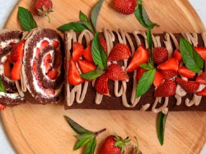 Az Ölçülü Çilekli Rulo Pasta Tarifi Nasıl Yapılır?