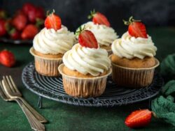 Çilekli Cupcake Tarifi Nasıl Yapılır?