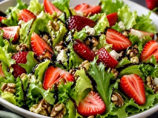 Çilekli Marul Salatası Tarifi Nasıl Yapılır?