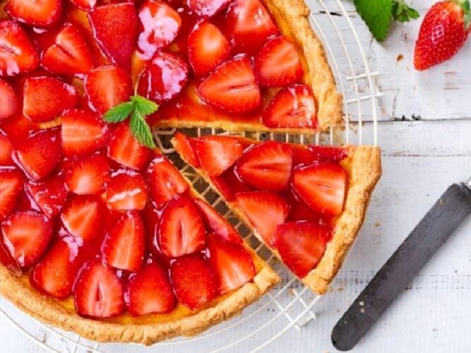 Çilekli Turta Tarifi Nasıl Yapılır?