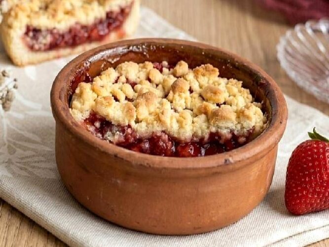 Güveç Kabında Çilekli Turta Tarifi Nasıl Yapılır?