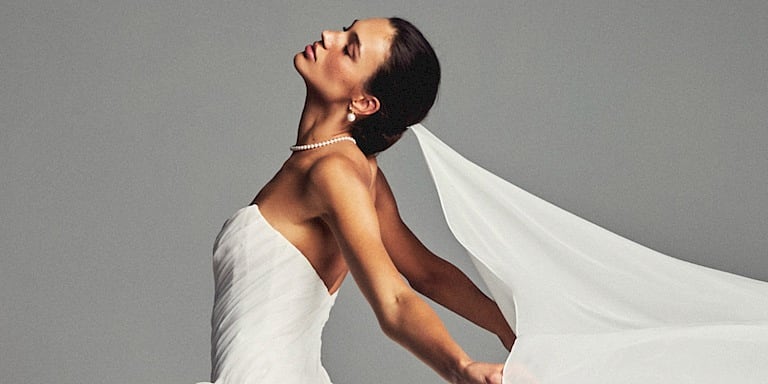 Monique Lhuillier’in Çarpıcı ve Dramatik Dantelleri