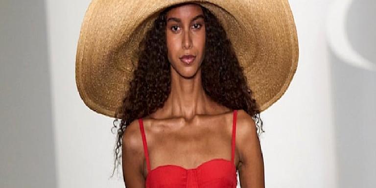 Plaj Stilinden Şehir Görünümlerine Taşınan Şapkalar