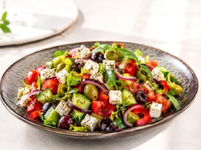 Akdeniz Salatası Tarifi Nasıl Yapılır?