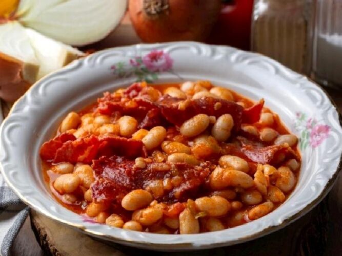 Pastırmalı Kuru Fasulye Tarifi Nasıl Yapılır?