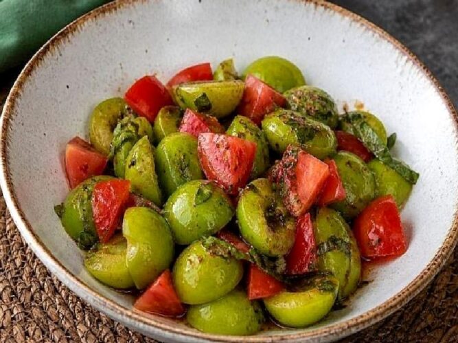 Yeşil Erik Salatası Tarifi Nasıl Yapılır?