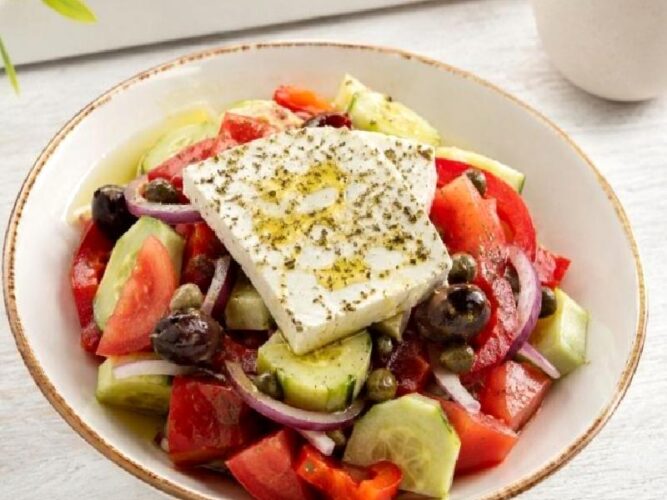 Akdeniz Usulü Beyaz Peynirli Yaz Salatası Nasıl Yapılır?