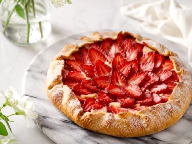 Çilekli Peynirli Tart Tarifi Nasıl Yapılır?