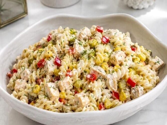 Doyurucu Ve Pratik Tavuklu Makarna Salatası Tarifi Nasıl Yapılır?