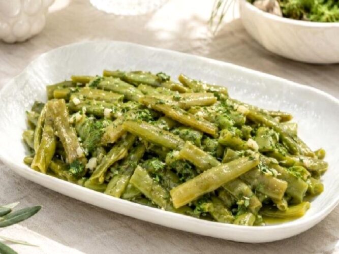 Meze Sofralarının Vazgeçilmezi Sarımsaklı Börülce Tarifi Nasıl Yapılır?