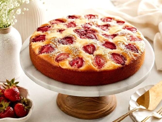 Pastane Lezzetinde Çilekli Kremalı Kek Tarifi Nasıl Yapılır?