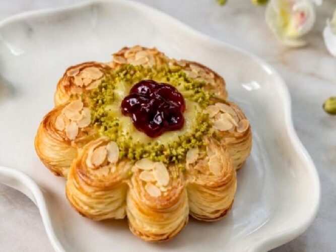 Pastane Usulü Kremalı Milföy Çiçeği Tarifi Nasıl Yapılır?