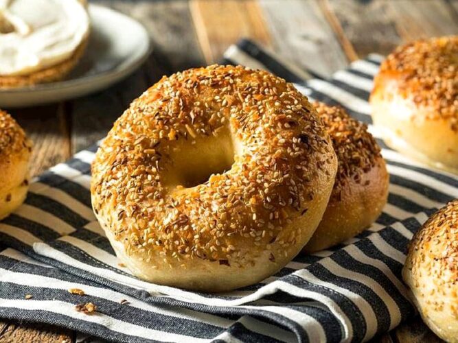4 Malzemeyle Yüksek Proteinli Kahvaltılık Bagel Tarifi Nasıl Yapılır?
