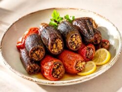 Bu Lezzetin Sırrı İç Harcında Gizli! Fıstıklı Zeytinyağlı Kuru Dolma Tarifi Nasıl Yapılır?