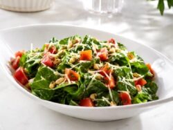 Çam Fıstığı Ve Peynirle Zenginleşen Kuzu Kulağı Salatası Tarifi Nasıl Yapılır?