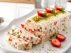 Fırınsız Beyaz Çikolatalı Çilekli Mozaik Pasta Tarifi Nasıl Yapılır?