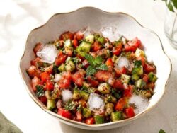 Kaşık Kaşık Ferahlık Veren Buzlu Salata Tarifi Nasıl Yapılır?
