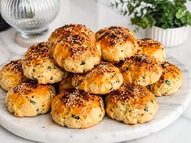 Mayasız Yumuşacık Peynirli Poğaça Tarifi Nasıl Yapılır?