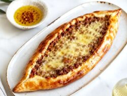Taş Fırın Lezzetinde Kıymalı Pide Tarifi Nasıl Yapılır?