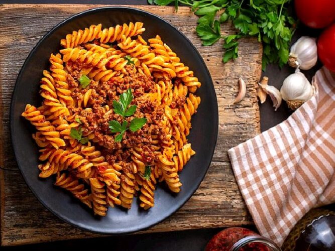 10 Dakikada Kıymalı Makarna Tarifi Nasıl Yapılır?