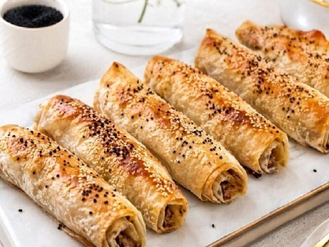 Etli Patlıcanlı Tahinli Börek Tarifi Nasıl Yapılır?