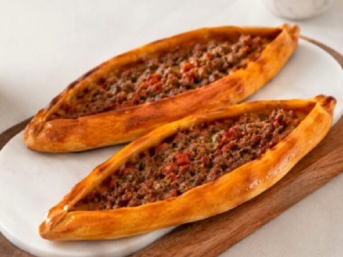 Evde Kolay Mayasız Kıymalı Pide Tarifi Nasıl Yapılır?