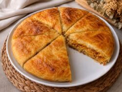 İncecik Açılan Oklavasız Soğanlı Arnavut Böreği Tarifi Nasıl Yapılır?