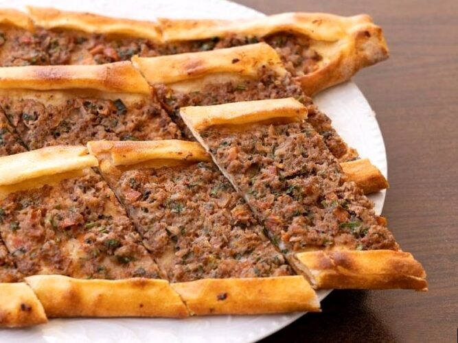 İncecik Hamuruyla Ev Yapımı Kıymalı Pide Tarifi Nasıl Yapılır?