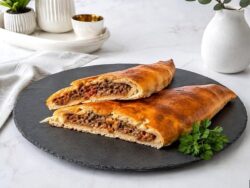 Taş Fırın Tadında Kıymalı Kapalı Pide Tarifi Nasıl Yapılır?
