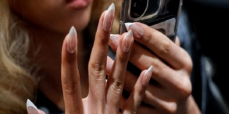 Yaz Bitmeden Denenecek Tırnak Trendi: “Aqua Glazed” Manikür