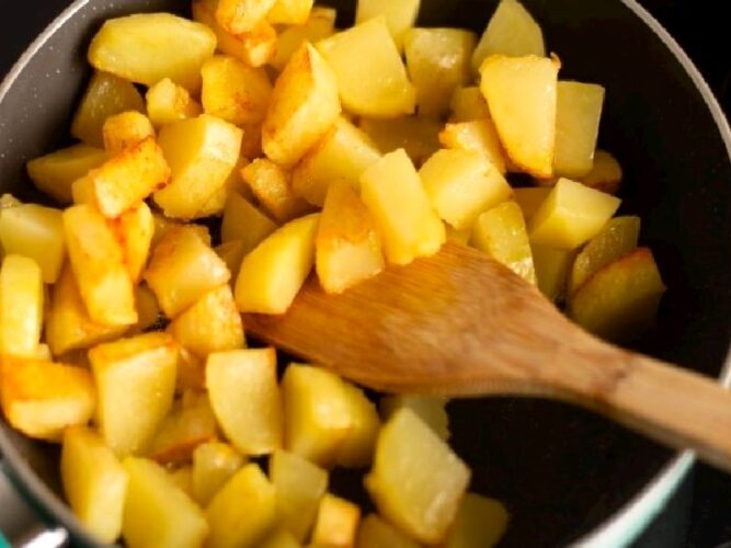 1 Kaşık Unla İkramlık Patates Tarifi Nasıl Yapılır?