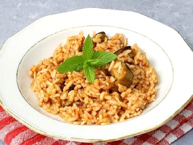 Domatesli Patlıcanlı Pilav Tarifi Nasıl Yapılır?