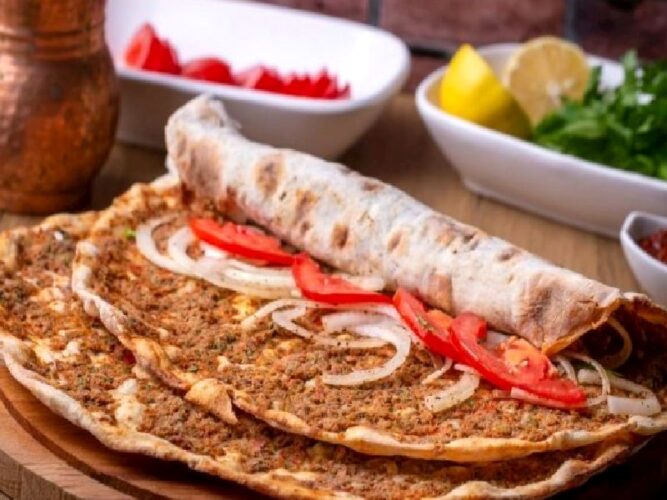 Evde Lahmacun Tarifi Nasıl Yapılır?