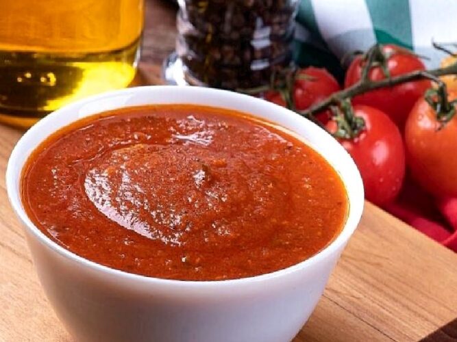 Her Yemeğe Yakışan Pratik Salçalı Sos Tarifi Nasıl Yapılır?