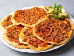 Kuşgözü Lahmacun Tarifi Nasıl Yapılır?