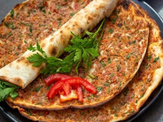 Lahmacun Hamuru Tarifi Nasıl Yapılır?