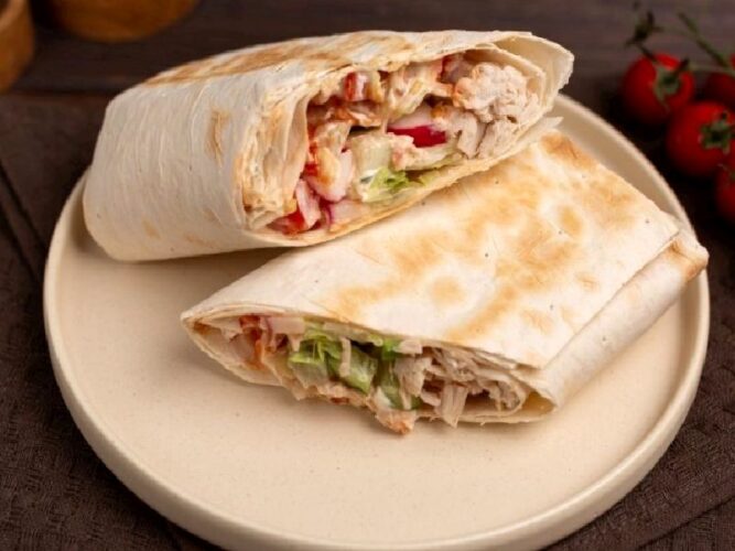Lavaşa Sürüp Tavada Pişen Pratik Tavuk Döner Tarifi Nasıl Yapılır?