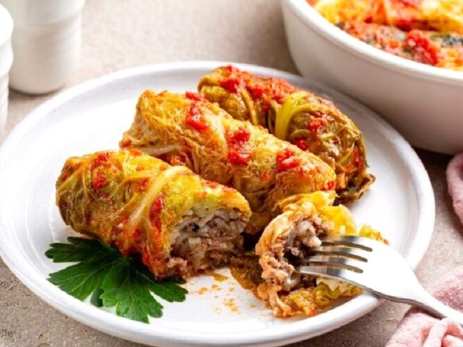 Lezzeti Sosunda Saklı! Kıymalı Lahana Sarması Tarifi Nasıl Yapılır?