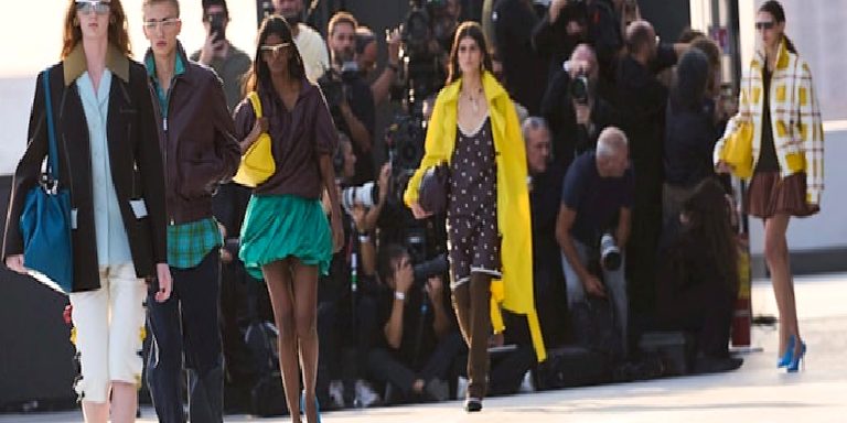 Milano Moda Haftası Moschino İlkbahar/Yaz 2027: Moschino’yu Yeniden Kurgulamak
