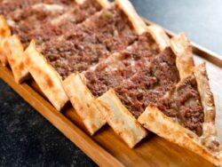 Oklavasız İncecik Açılan Çıtır Kıymalı Pide Tarifi Nasıl Yapılır?