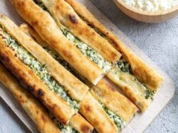 Peynirli Otlu Pide Tarifi Nasıl Yapılır?