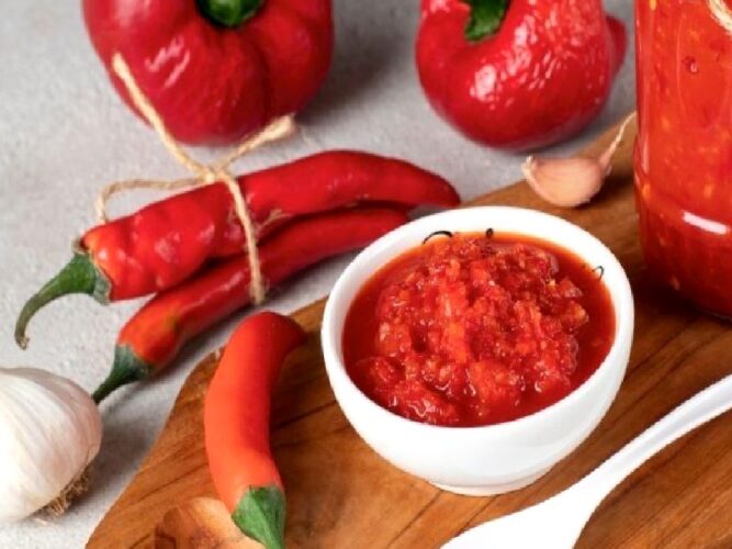 Pişirmeden Acılı Domates Sosu Tarifi Nasıl Yapılır?