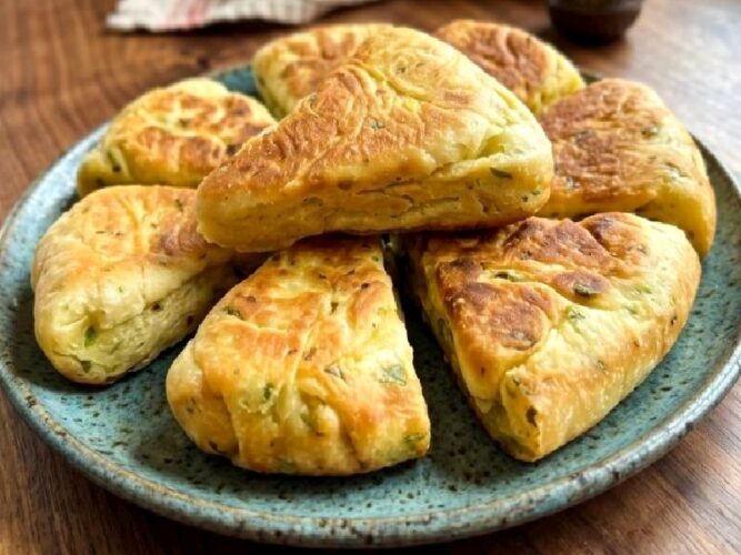 Tavada Patatesli Taze Soğanlı Çıtır Bazlama Çörek Tarifi Nasıl Yapılır?