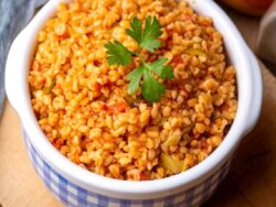 Üç Renkli Biberli Bulgur Pilavı Tarifi Nasıl Yapılır?